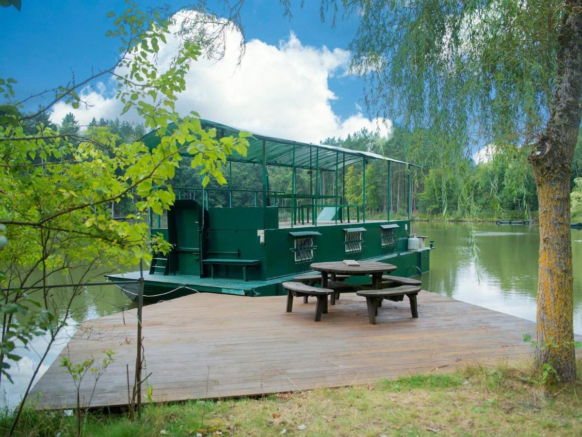 Comfy Houseboat In Florennes Next To The Forest Eksteriør billede