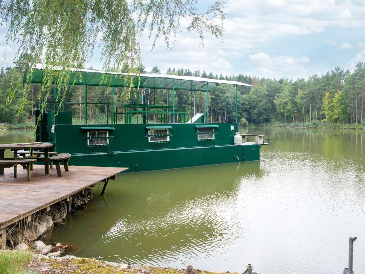 Comfy Houseboat In Florennes Next To The Forest Eksteriør billede