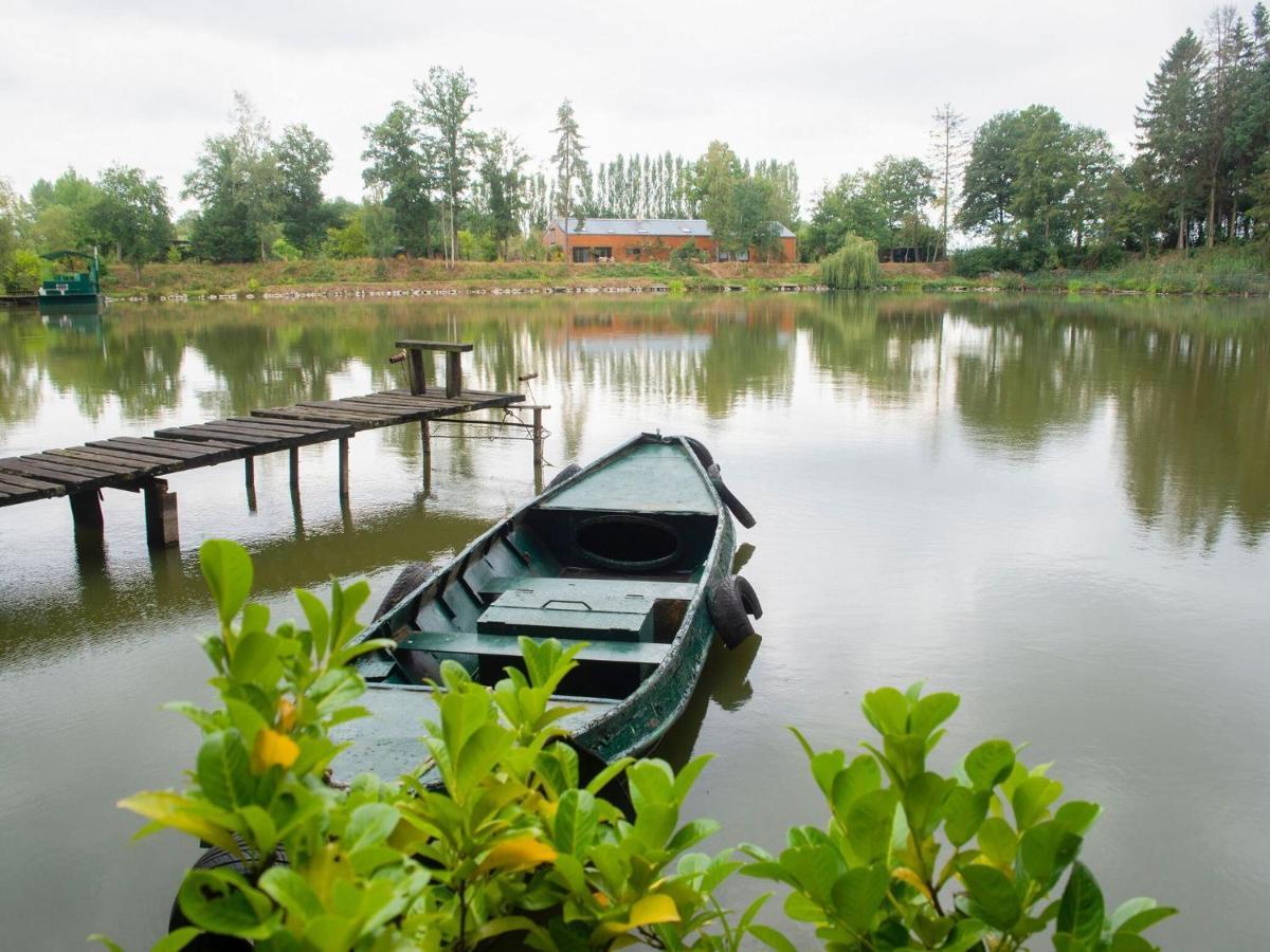 Comfy Houseboat In Florennes Next To The Forest Eksteriør billede